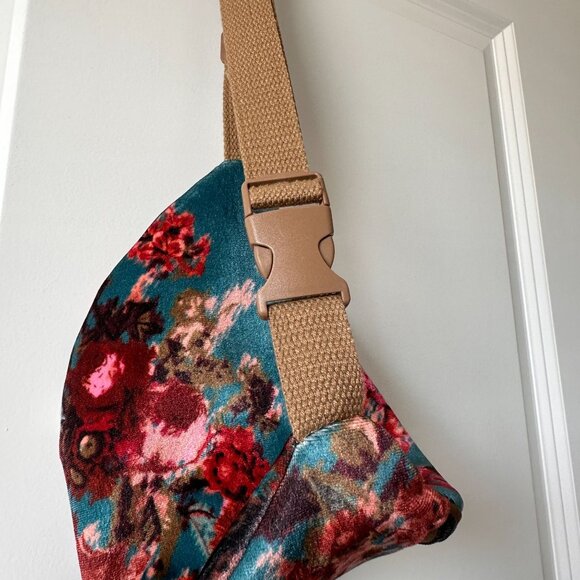 Joyfolie Women's Savannah Belt Bag in Aegan Ikat fanny pack - Picture 6 of 8